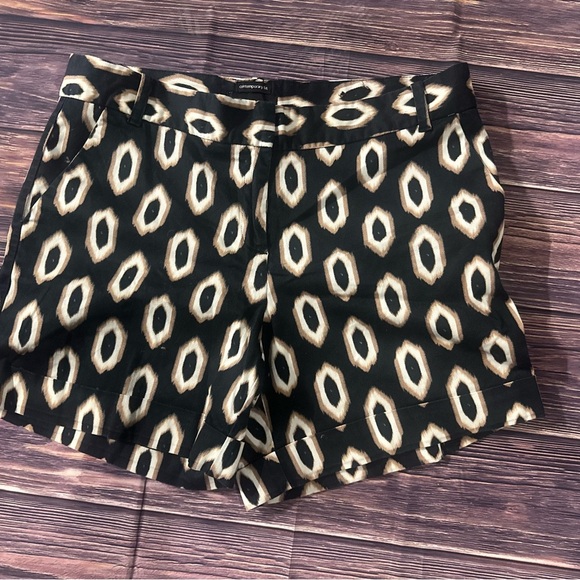 Attention Stylish Black and Cream Patterned Women's Shorts Size 10 - Picture 2 of 5